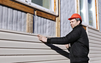 Contractor-Replacing-Siding